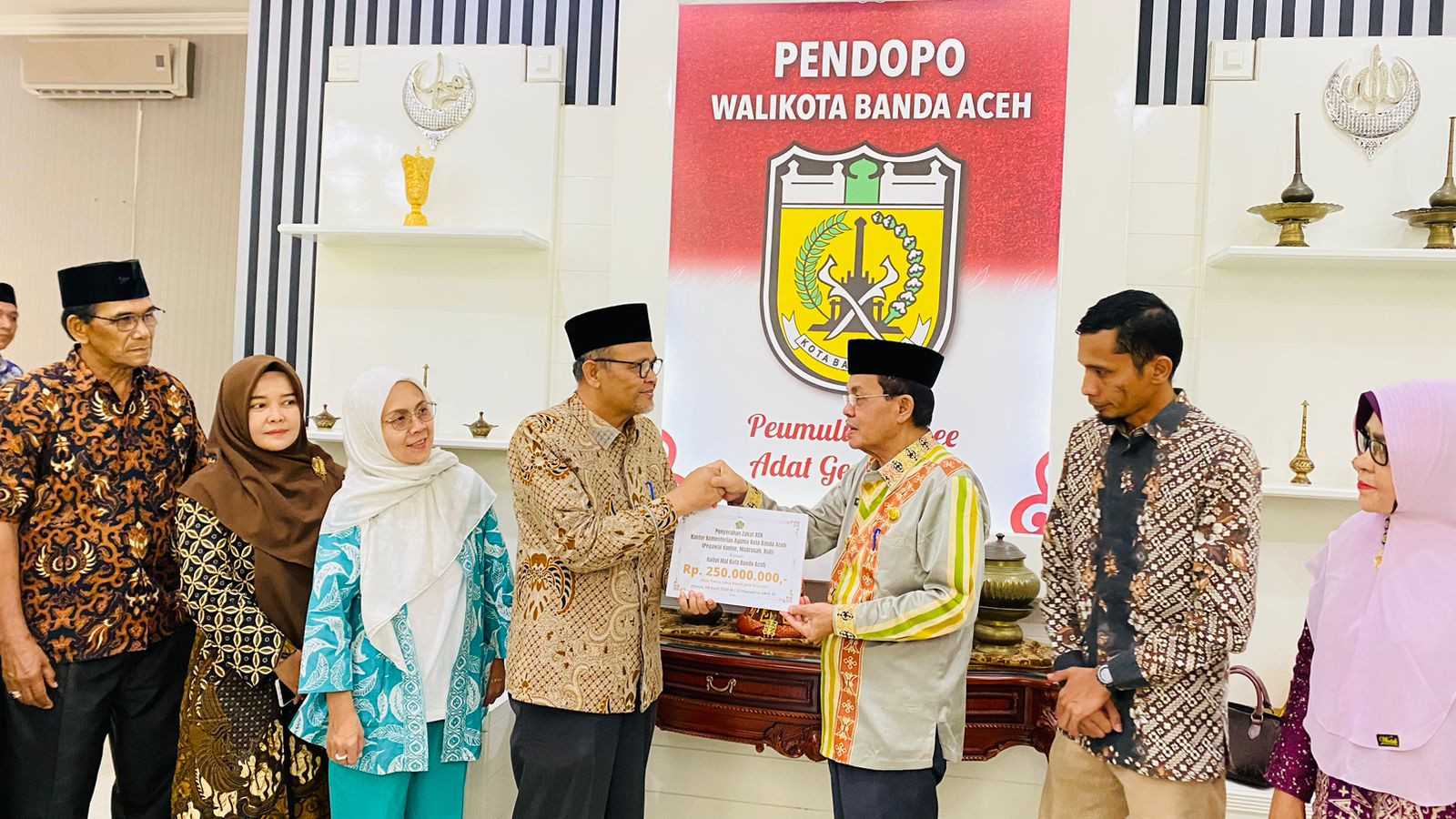 PJ Walikota Terima Rp 250 juta Zakat ASN Kantor Kemenag Kota Banda Aceh